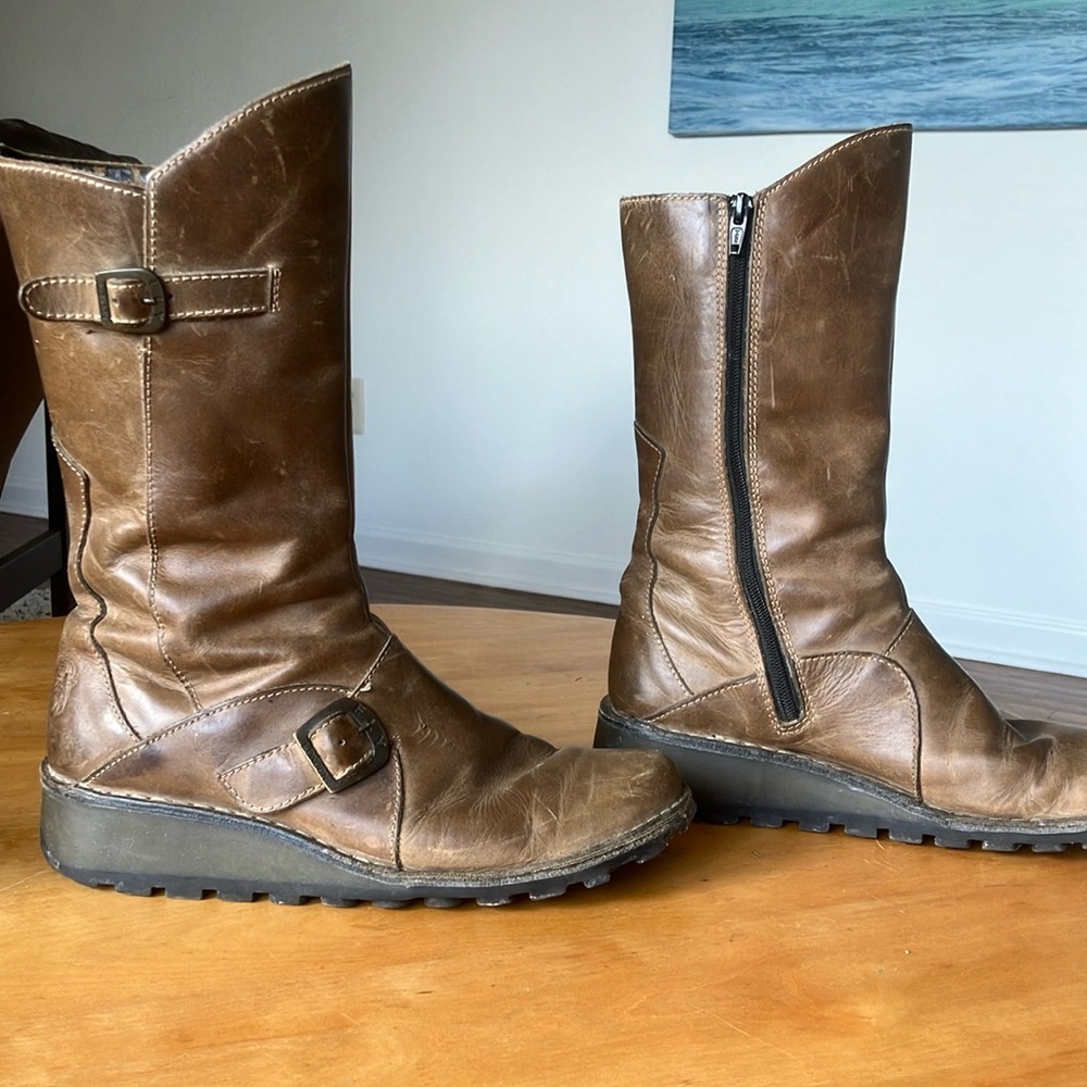 Fly wedge boots